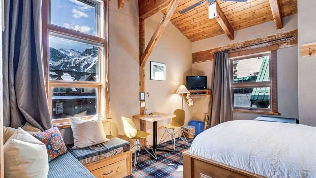 Town Centre Hotel | Romantic Suite in the Heart of Canmore-2 Guests