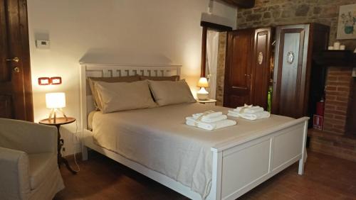 Deruta Apartment | Romantic suite in the village of Castelleone, vicino Deruta, Assisi, Perugia, Montefalco