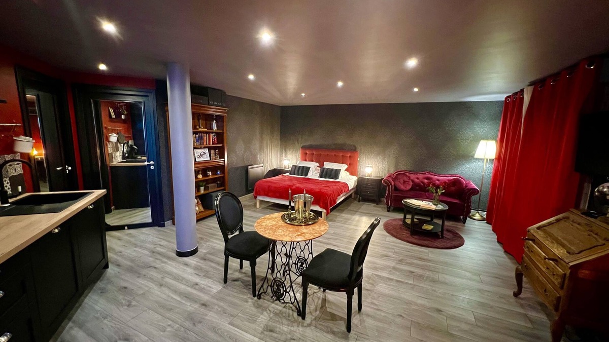 Calais City Center Apartment | Romantic suite with escape game