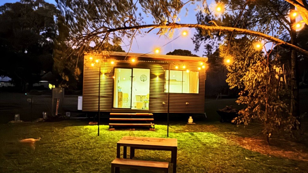 Lidster Cabin | Romantic tiny house escape amongst wineries & MTB Trails. Fire Pit, Creekside