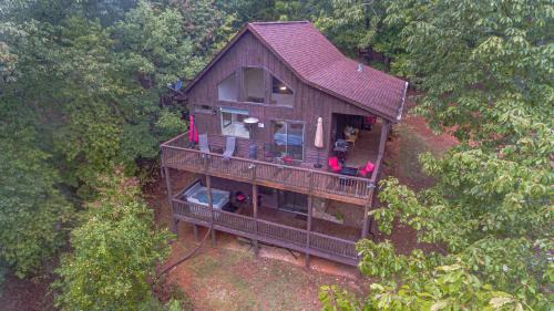 Cleveland House | Romantic Tip Top Hideaway, 10 MINUTE FROM HELEN WATER TUBING, BOOK 2 NIGHTS GET 1 NIGHT FREE