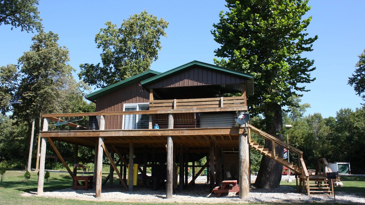 Logansport Cabin | Romantic Tree House for two!