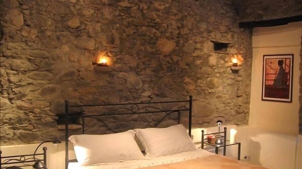 Fivizzano House | Romantic Tuscan Riverside Cottage Close to Shops/Restaurants