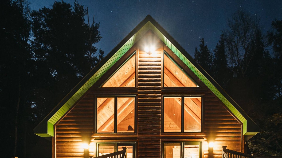 Wetmore Cabin | Romantic Upscale Cabin on Rustic Lake, A/C! 25 miles to Pic Rocks!