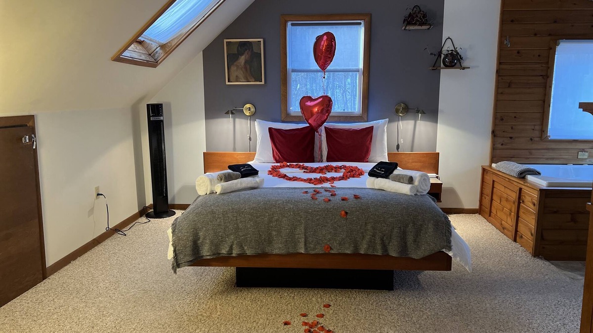 Albrightsville Cabin | Romantic vibe, fine art, good times. Parks, lakes. Optional experience packages.