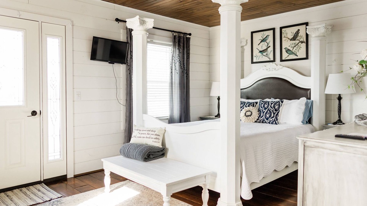 Walnut Creek Cottage | Romantic Vista Cottage - Walnut Creek, walking distance to restaurants, shops.