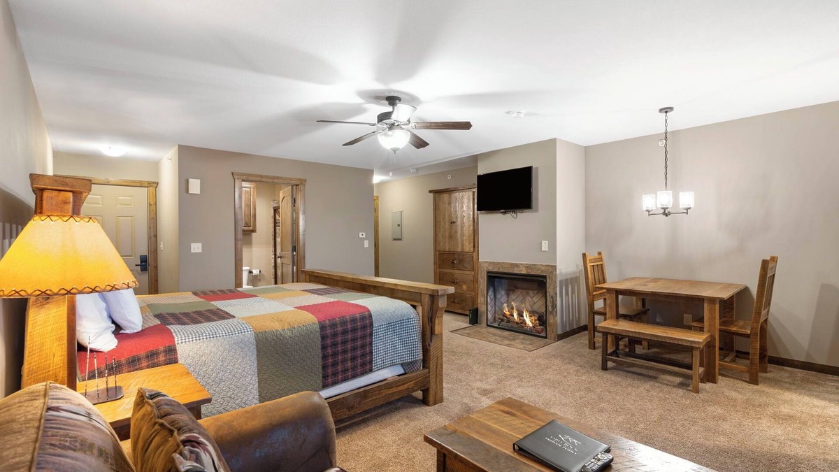 Indian Point Condo | Romantic Walk-in Suite with a Lake View Near SDC