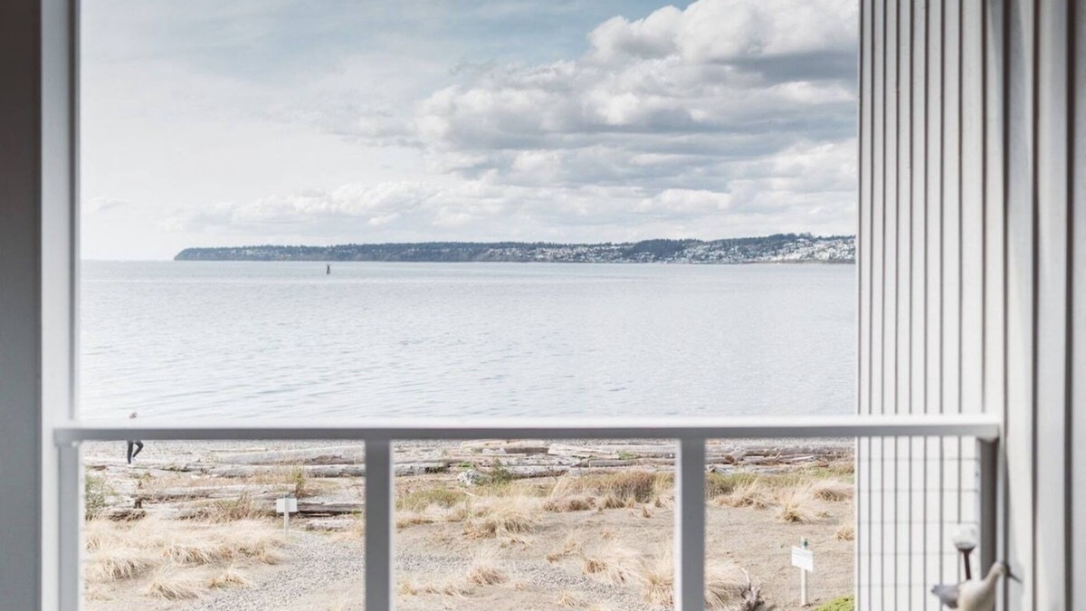 Blaine House | Romantic Waterfront Escape with Private Beach