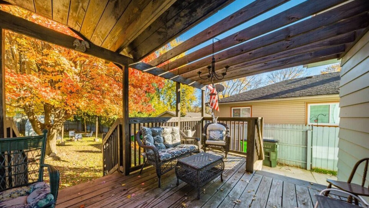 Barberton House | Romantic West Side Cottage, Barberton / Akron