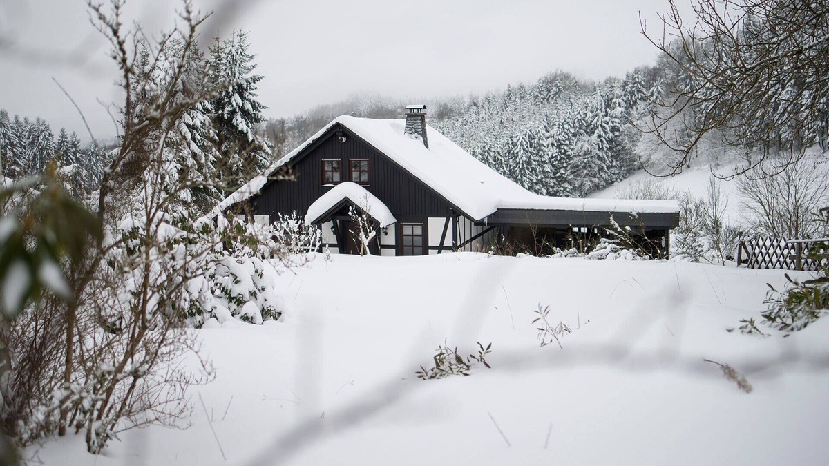 Neuastenberg House | ROMANTIKHÜTTE NEUASTENBERG - wood-burning stove, sauna and cozy factor