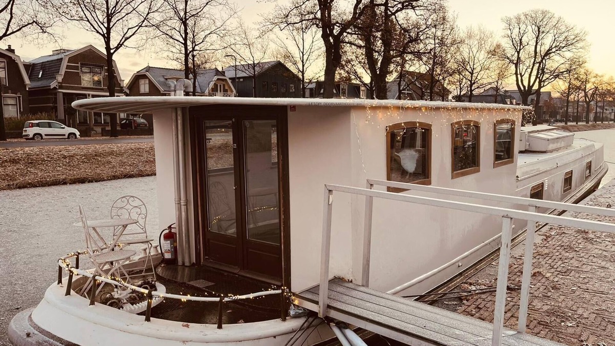 Heerenveen Boat Rental | Romantisch Overnachten op het Water