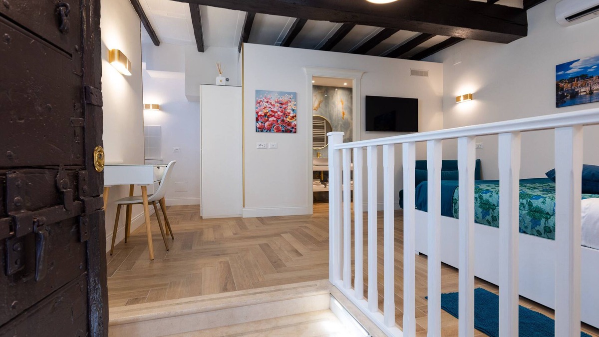 Roman Ghetto House | Rome In Suite, is a holiday home located in the historic center of Rome.