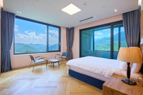 Jeongseon House | Romyzian Garden Mountain House