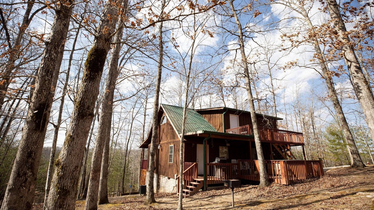 Zoe Cabin | Ron's Big House is a beautiful 4-bedroom cabin in Cliffview Resort with Wi-FI.