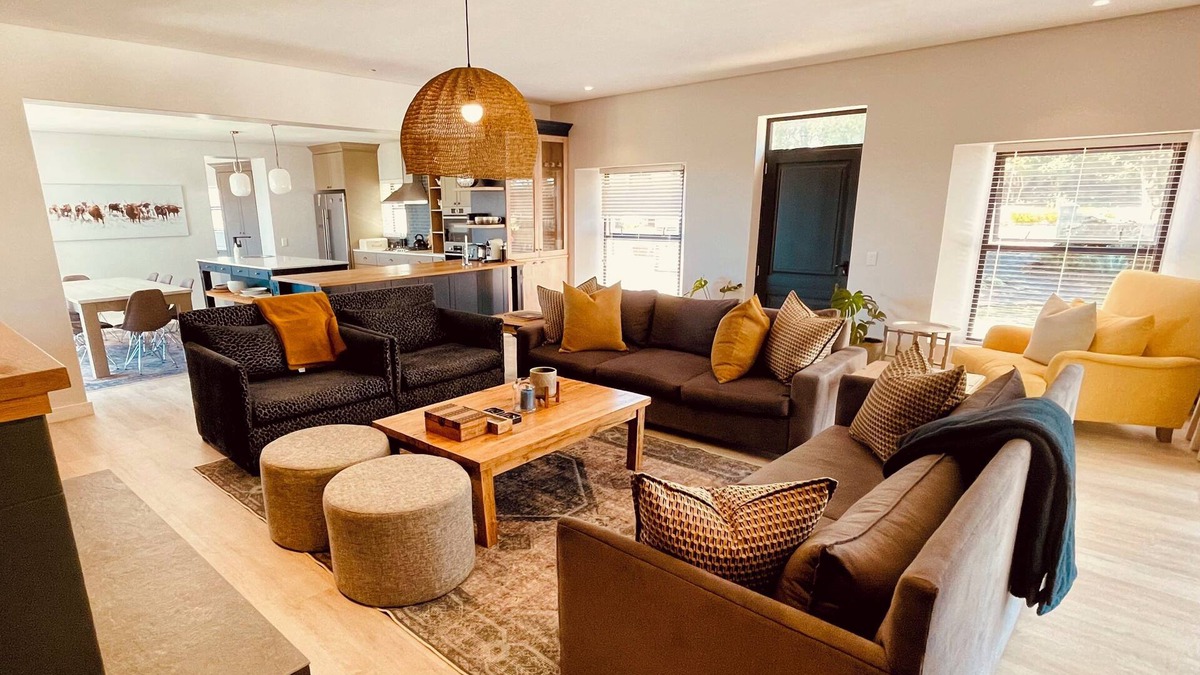 Plettenberg Bay House | Rondebos Retreat: Tranquil 4-Bedroom Farmhouse with Coastal Views & WiFi
