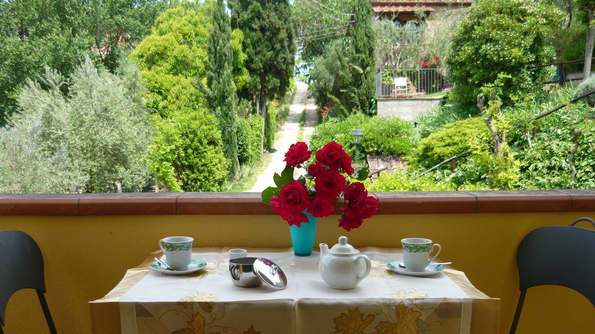 Poggibonsi Apartment | RONDINE: Peaceful farmhouse close to Tuscany 's treasures, 1mile from shops far