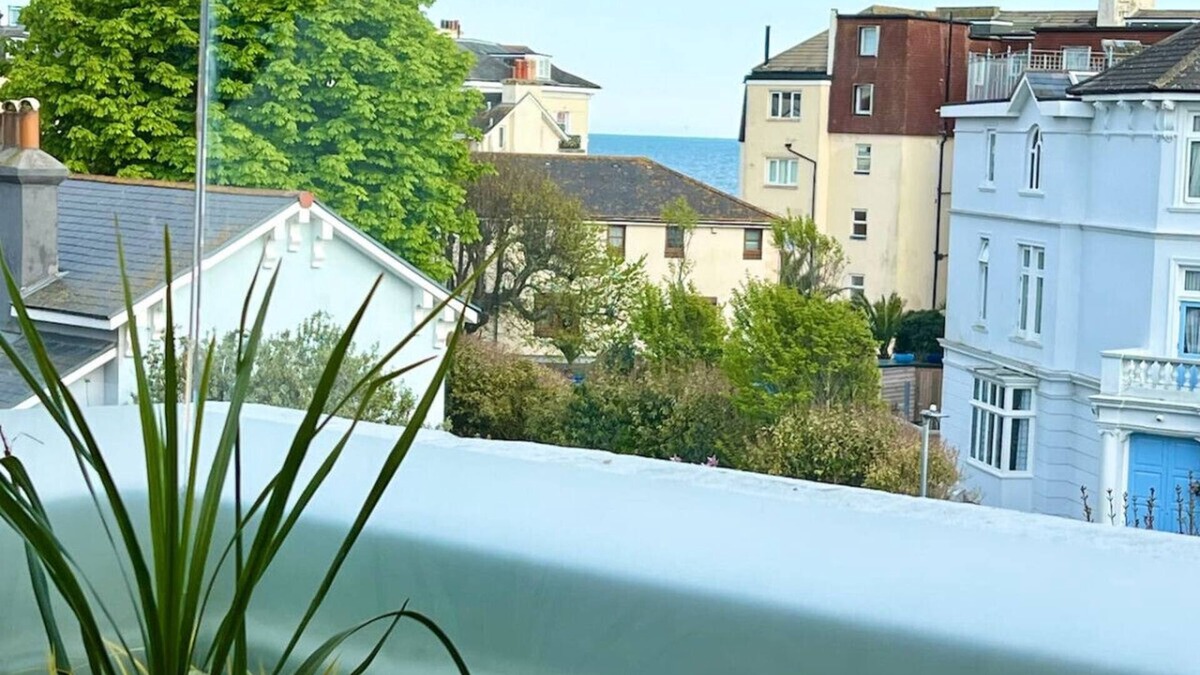 Southsea Apartment | Roof Terrace Beach at end of road, Private Parking