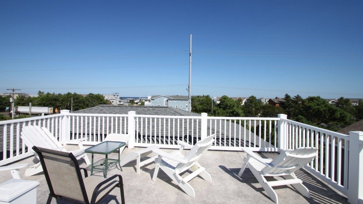 Sandpiper Pines House | Roof Top Deck & Spacious Contemporary Home 3 Blocks to the Beach w/Free Golf, Water Park and More!