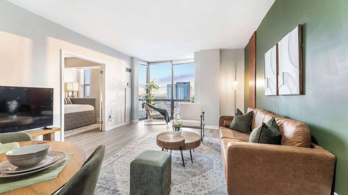 Oak Park House | Rooftop Access with Views and Gym - LCP Collection