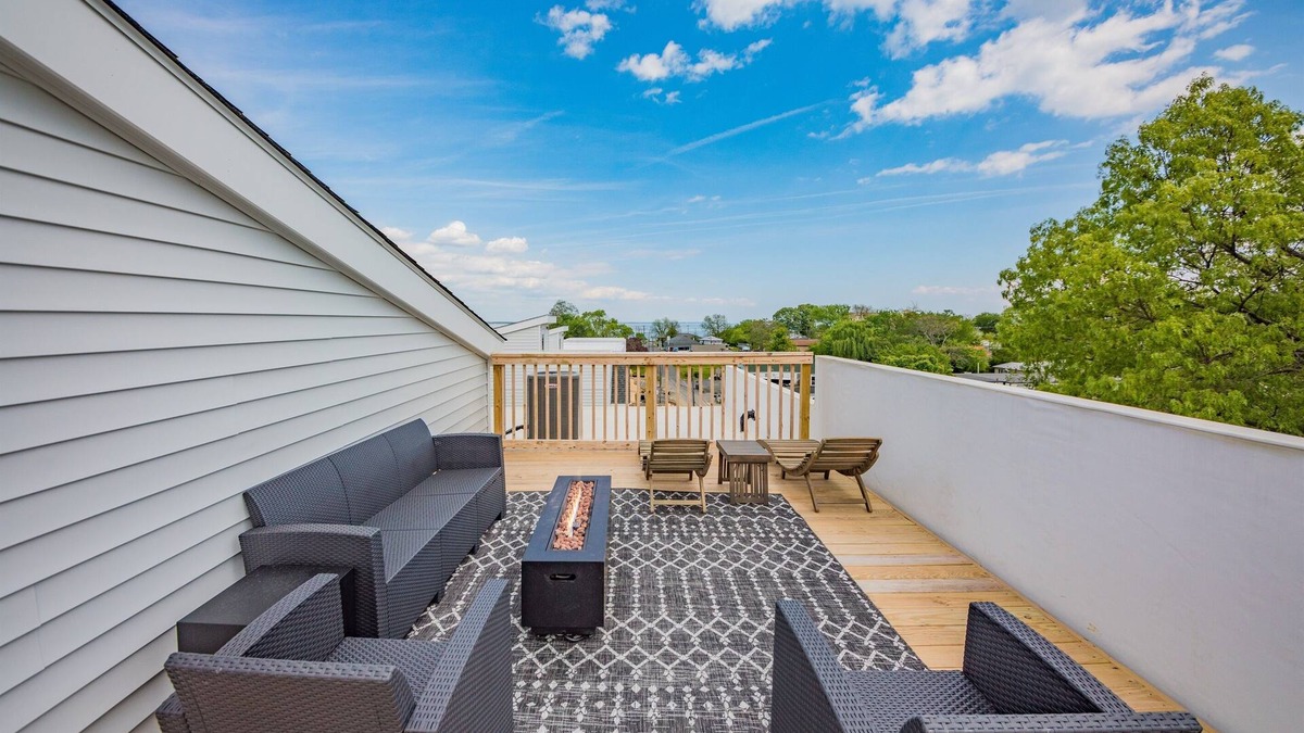 Colonial Beach Condo | Rooftop bay and river views
