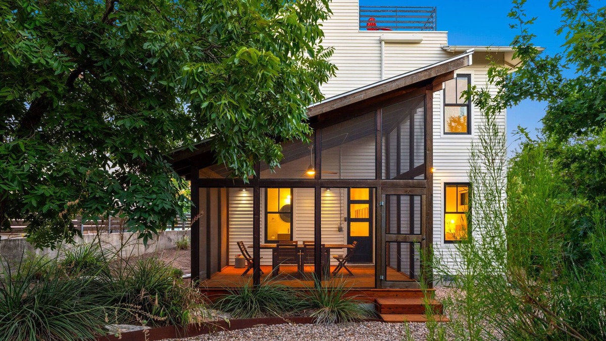 Foster Heights House | Rooftop Deck | 5 mins to downtown | Sleeps 6