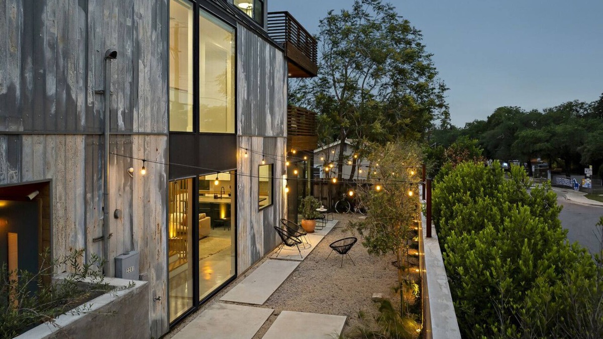 Holly House | Rooftop Deck, DT City Views, Modern Eastside Oasis