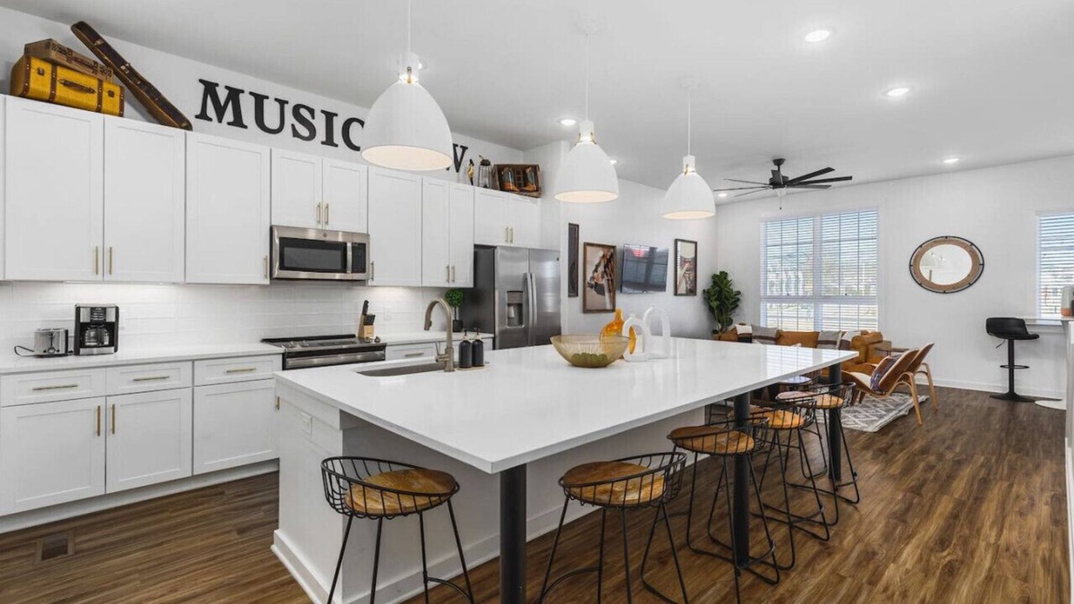 Cleveland Park House | Rooftop Deck, Patio & Garage - Walk to Restaurants