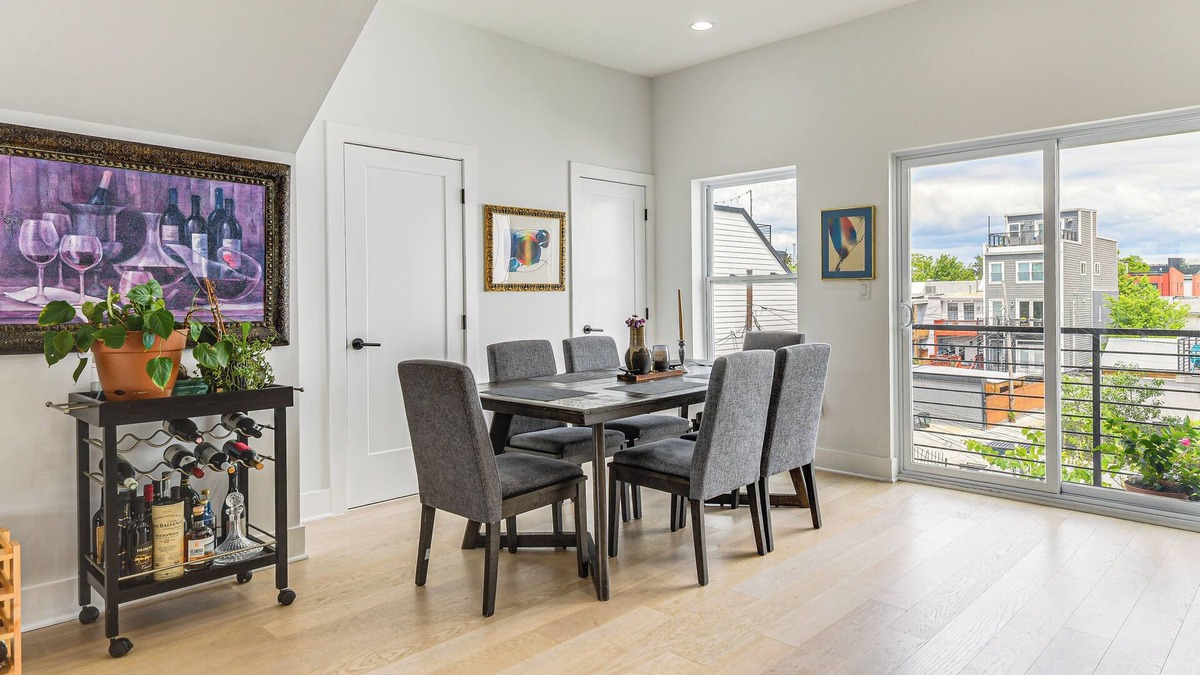 Park View Condo | Rooftop Deck w/City Views: Walkable DC Getaway!