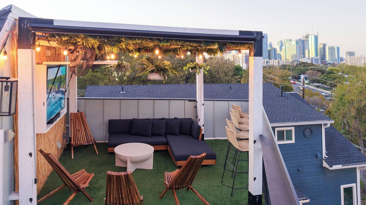 Riverside House | Rooftop Jungle with Skyline Views