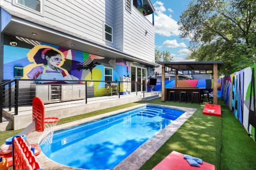 Downtown San Antonio House | Rooftop Karaoke W City Views, Hottub, Pool, Games