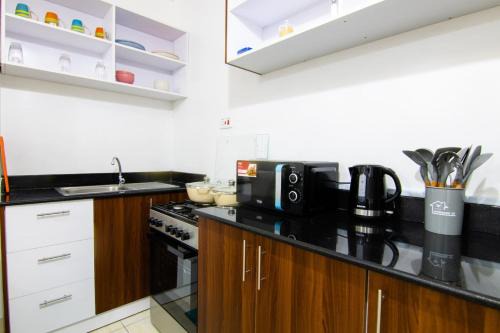 Thompson Estate Apartment | Rooftop Luxe with Queen Bed, Gym and Netflix