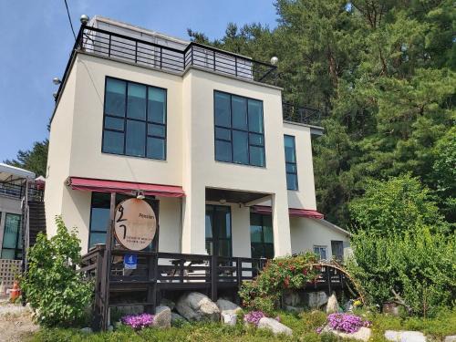 Gangneung House | Rooftop Moonlight Pension