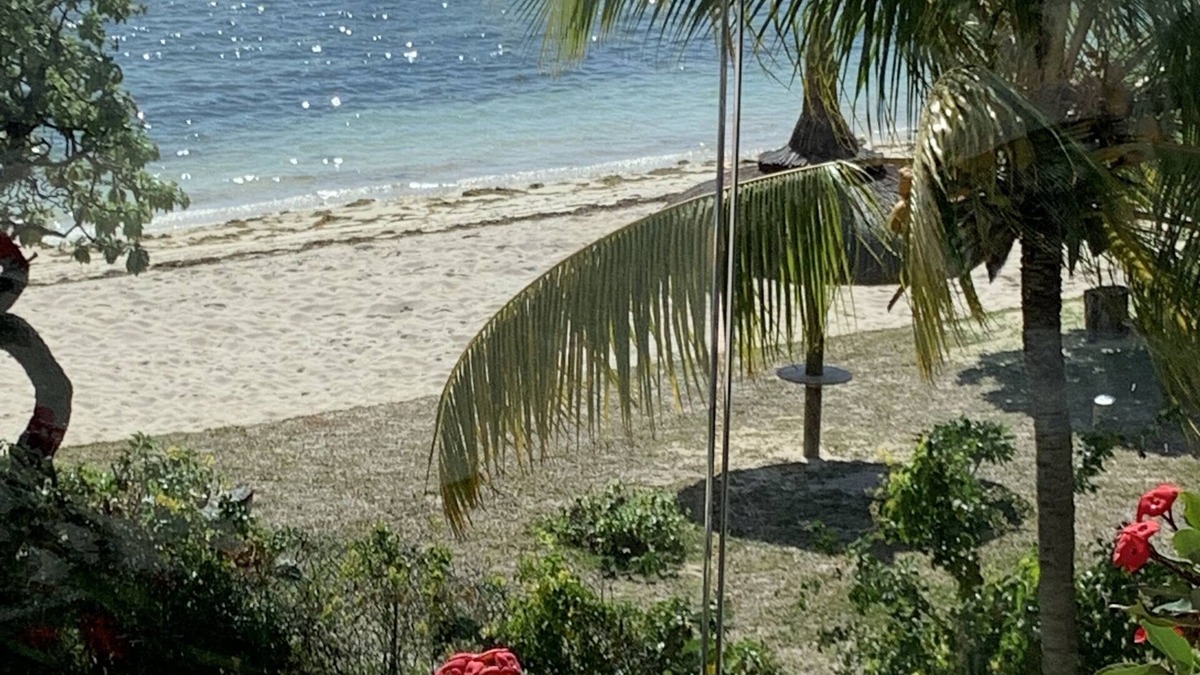 Roches Noires Villa | Rooftop Penthouse, feet in the water