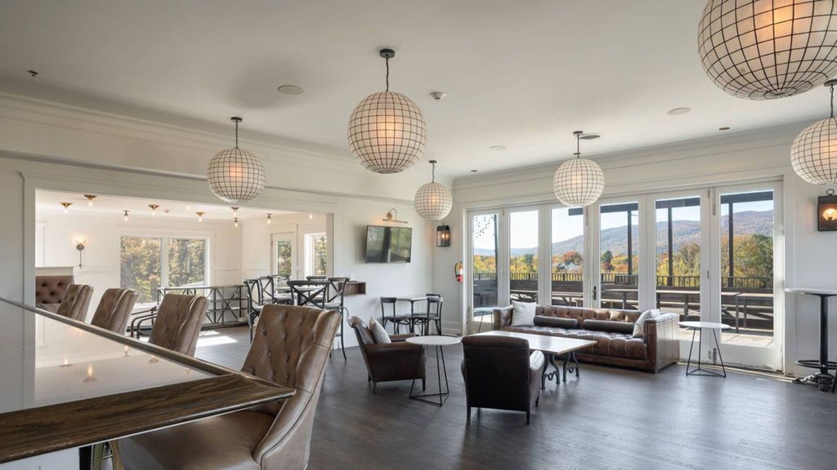 Wayland Park Apartment | Rooftop Penthouse Overlooking VA Wine Country/Mountain Views/Dtwn Crozet