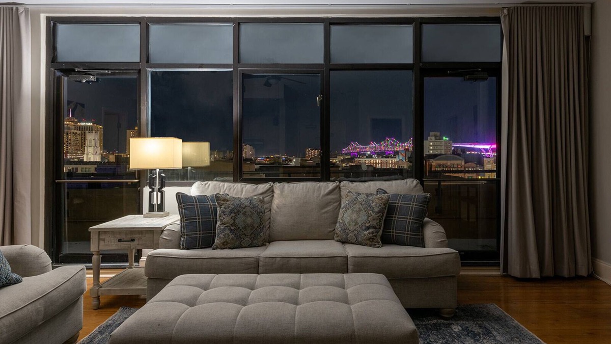 Central Business District Condo | Rooftop Penthouse & Patio w/Spectacular City Views and Secure Onsite Parking