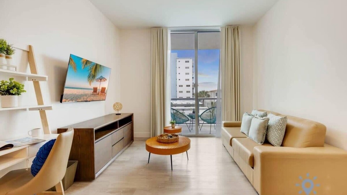 Hollywood Apartment | Rooftop Pool & Hot Tub + Gym|Hollywood Beach