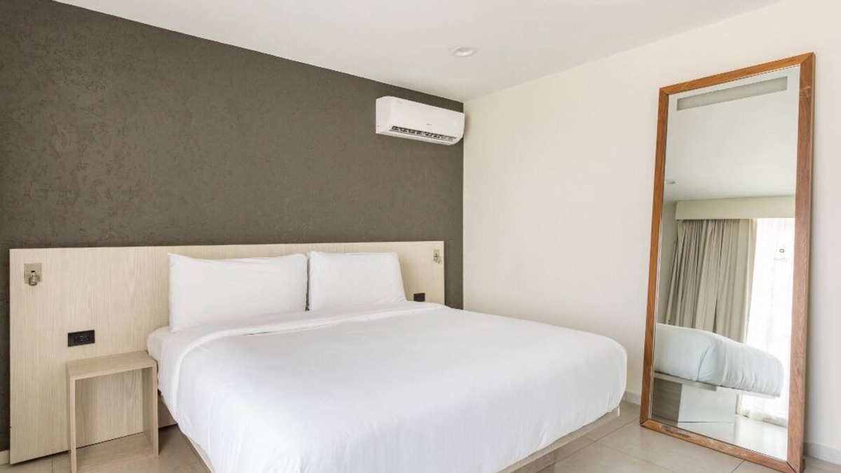 Punto de Oro Apartment | Rooftop Pool w/Lounge Area-2be2ba Sleeps 4 #A5