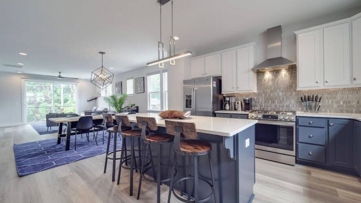 North Charlotte House | Rooftop Retreat — Heart of NoDa— Light Rail —Sauna