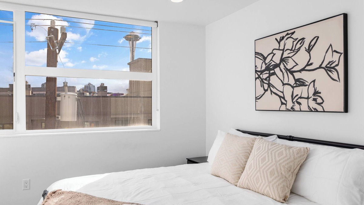Lower Queen Anne House | Rooftop Space Needle Views - Seattle Townhome