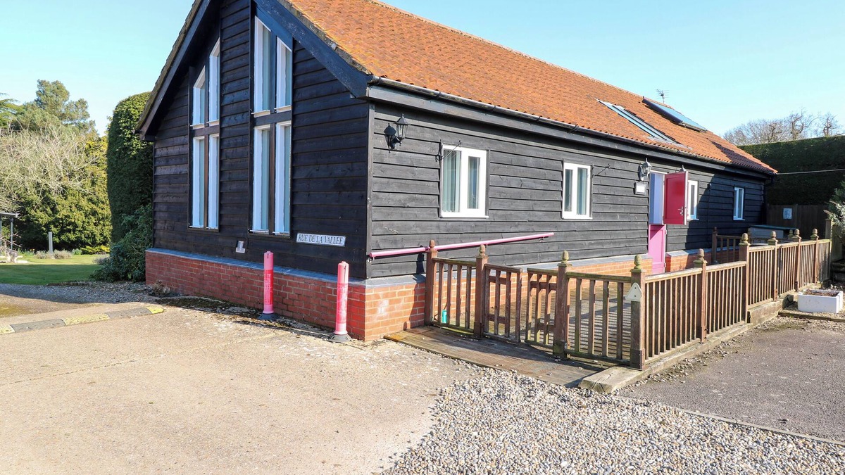 Halesworth Cottage | ROOKYARD COTTAGE, family friendly, with pool in Halesworth