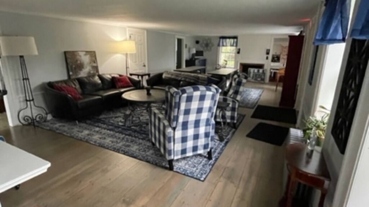 Francestown Apartment | Room 02 - Queen & Twin Room