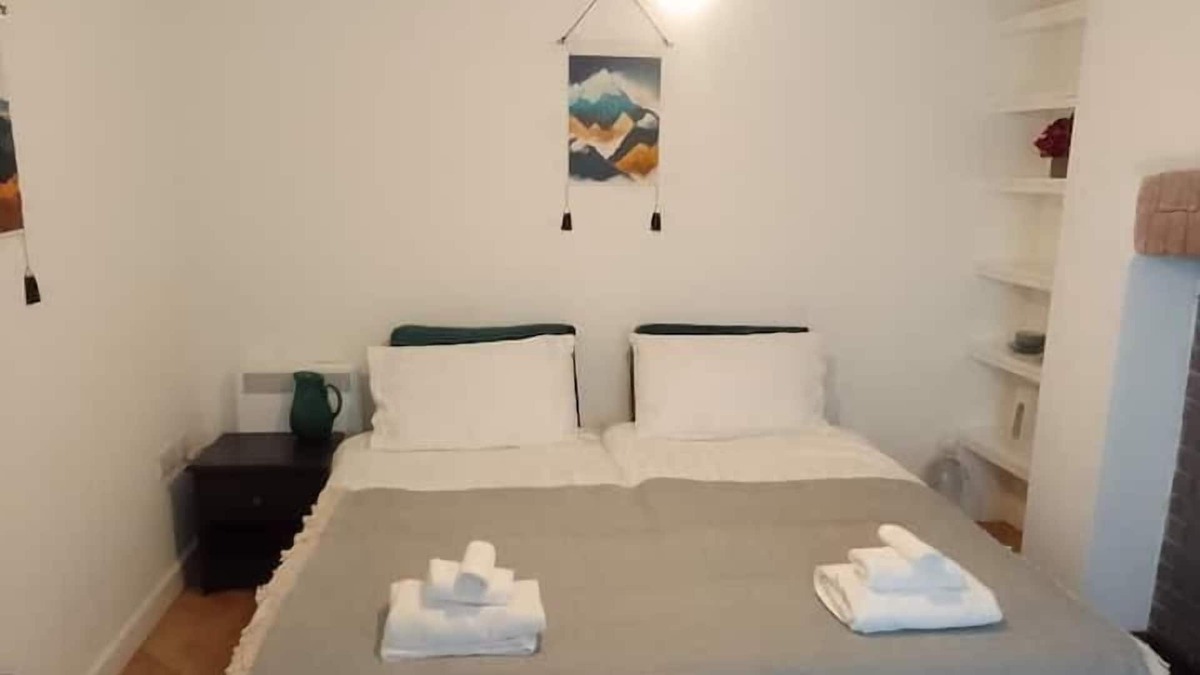 Barrow Gurney House | Room 1. 20 Minutes Walk to Airport