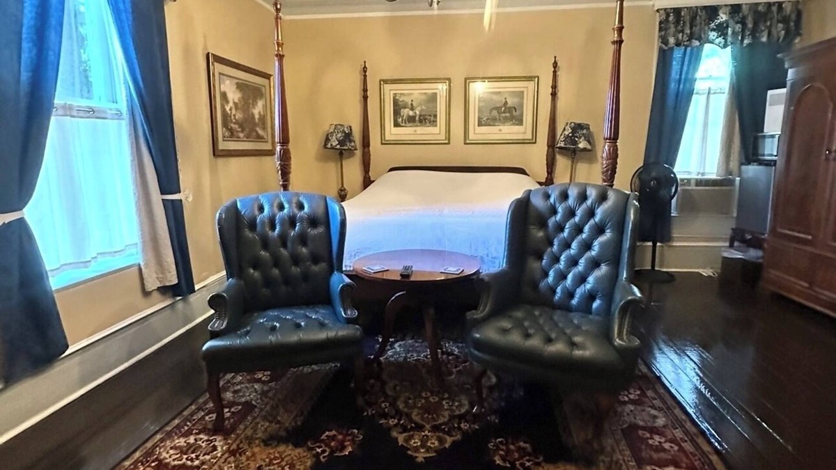 Shelbyville Bed & Breakfast | Room 1 Belmont Inn King on 1st floor In room private bathroom Shelbyville, TN