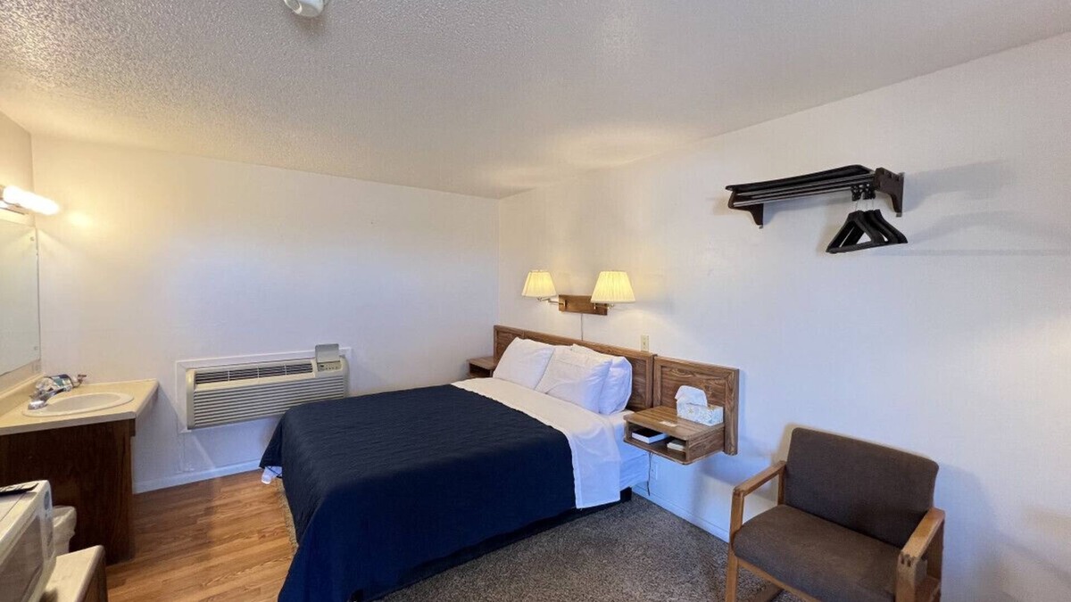 Downs Hotel | Room 105 - Standard Queen - Sleeps 2 - West Lake Grandvue Inn