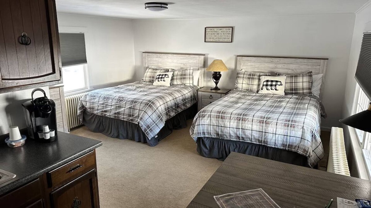 Schroon Lake Hotel | Room 106 two queen beds