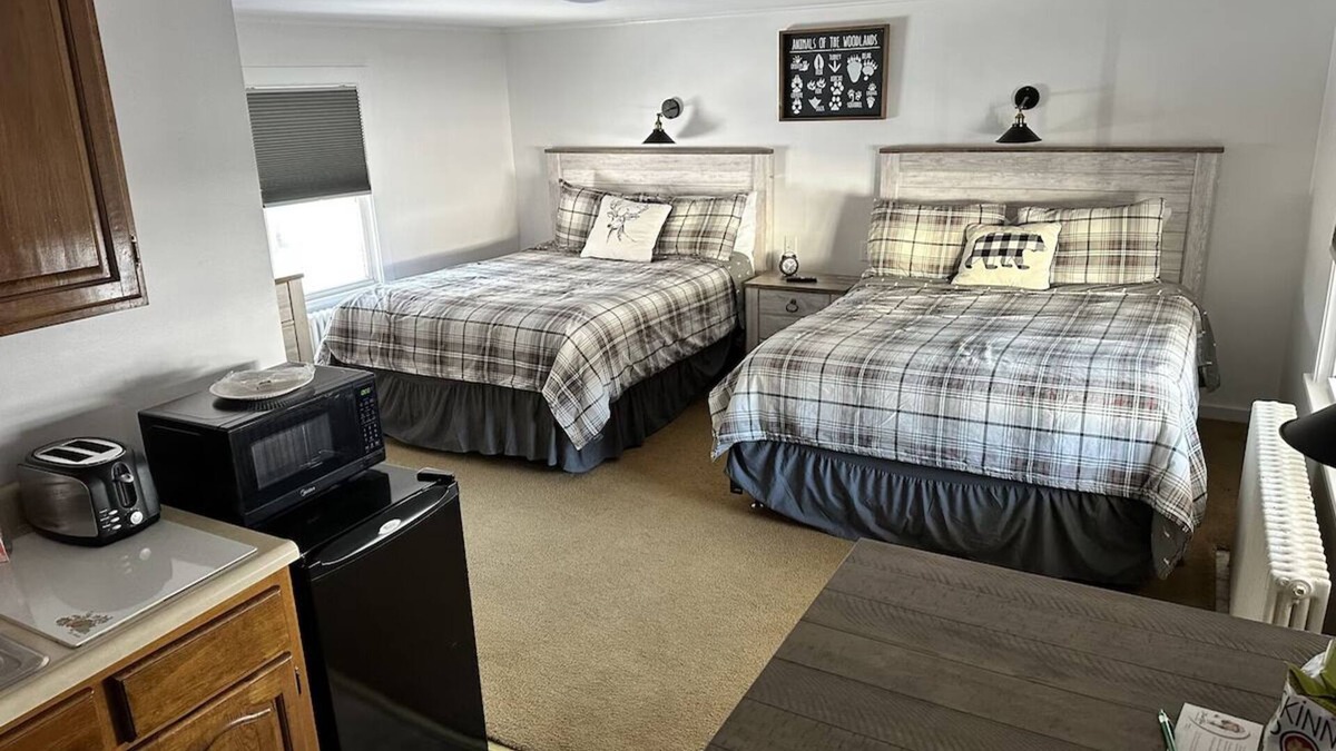 Schroon Lake Hotel | Room 108 with two queen beds