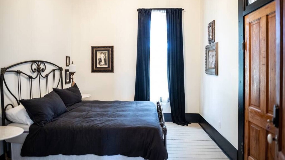 Chester Bed & Breakfast | Room 11-Black & White Commitment Suite -B&L Inn