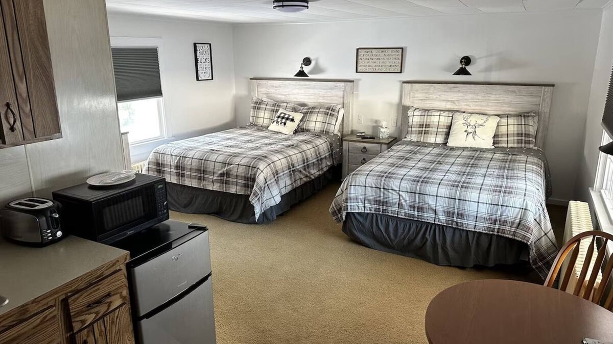 Schroon Lake Hotel | Room 110 two queen beds
