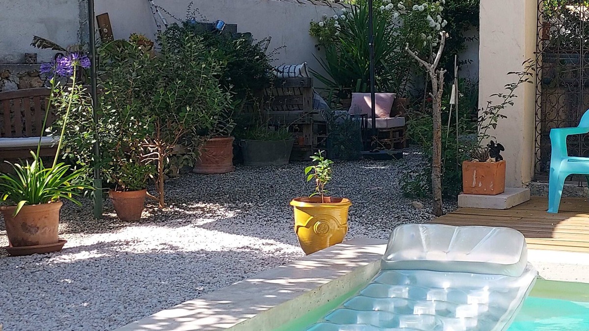 Serignan-du-Comtat Bed & Breakfast | Room 1852 on the ground floor in a village house