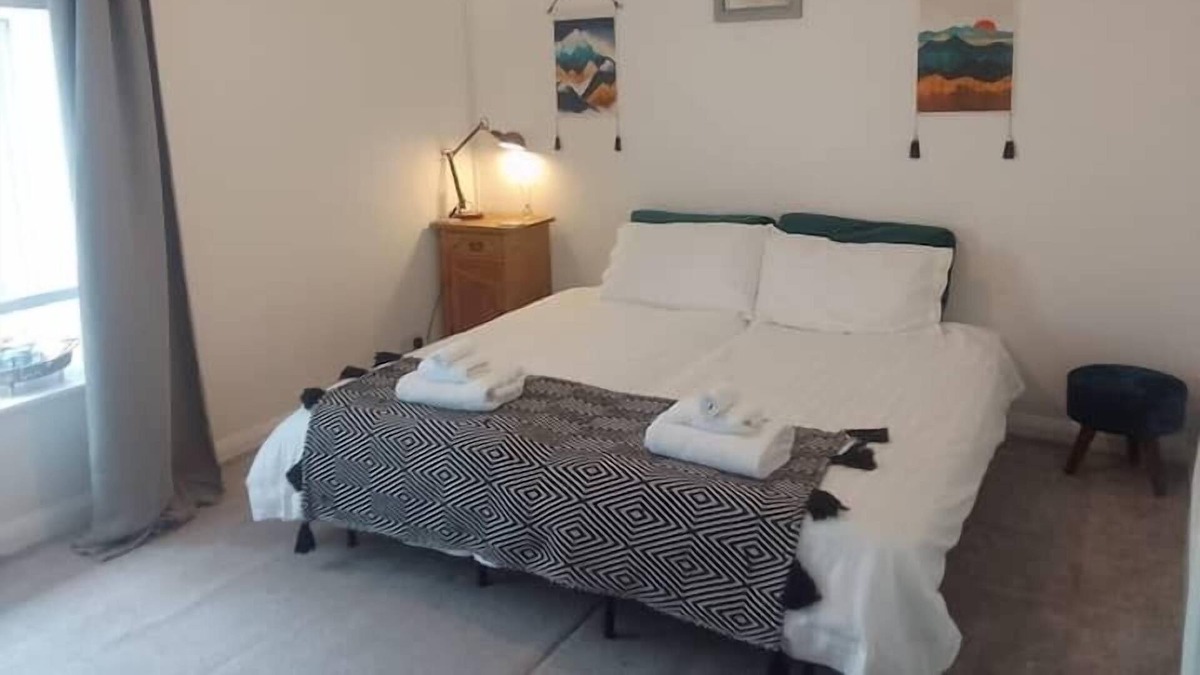 Barrow Gurney Apartment | Room 2 (20 mins walk to Bristol Airport)